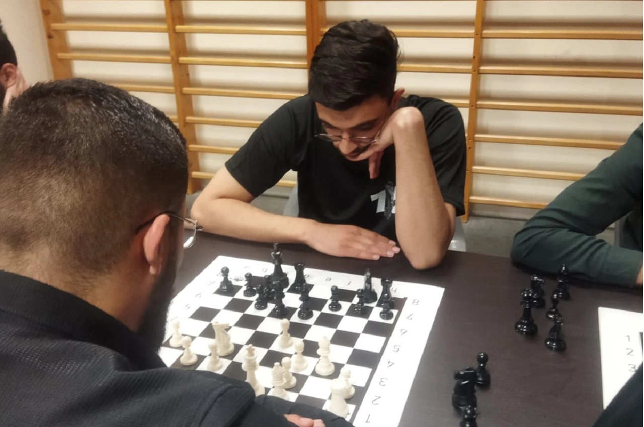 طالب من خضوري يحصد المركز الأول في بطولة الشطرنج